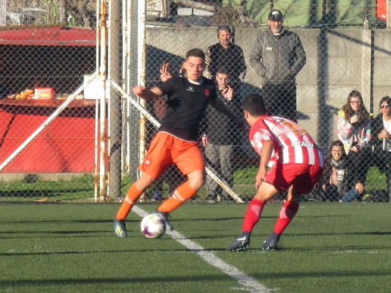 Mangold cruzando la mitad de la cancha. El delantero de 25 años está en un gran momento.
