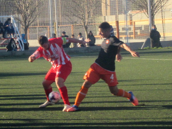 Matías Crer buscando superar a Arévalo. En general los defensores ganaron los duelos.