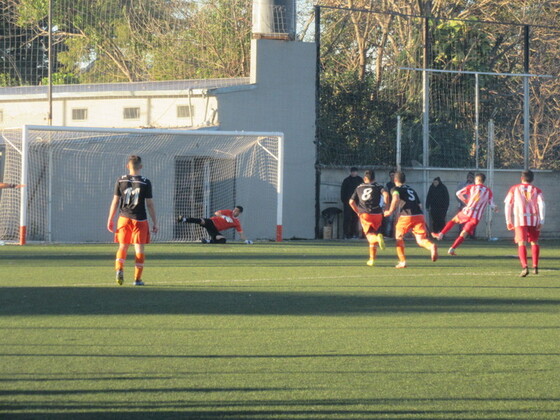 El primer gol del encuentro. Tumini de penal, el hombre que nunca falla desde los 12 pasos.