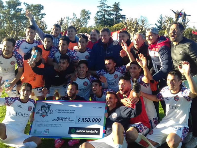 El plantel charrúa, tras haber eliminado a Bombal. Foto: Prensa Federación Santafesina.