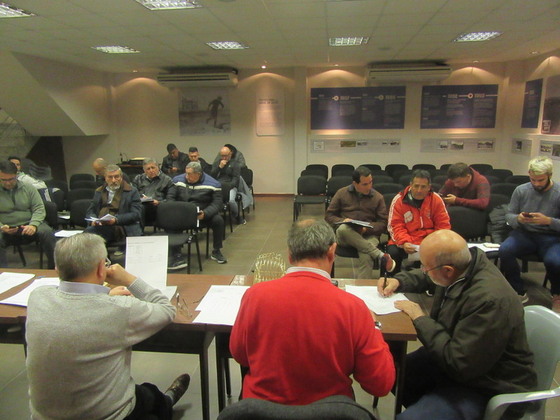 Los delegados de los clubes de la Div. A permanecieron en el recinto; los de la B se retiraron.