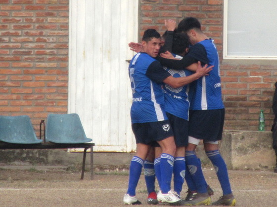 Tras el gol de tiro libre de Gastón Moris, el equipo local abrochó prácticamente el triunfo.