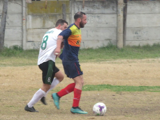El Pocho Oscar Mora, como siempre, fue importante para la faz ofensiva del aurirrojo.