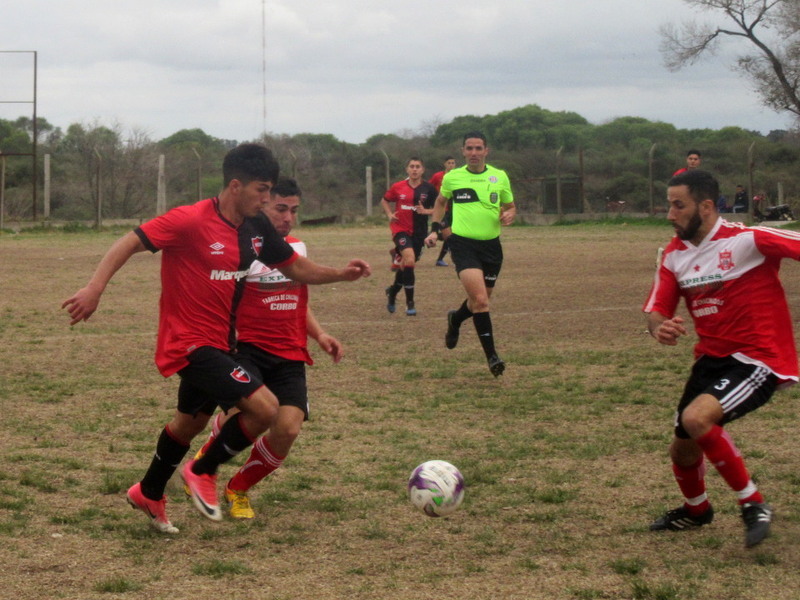 Matías Segovia pasa al ataque perseguido por López y Altieri. El lateral se proyectó bien.
