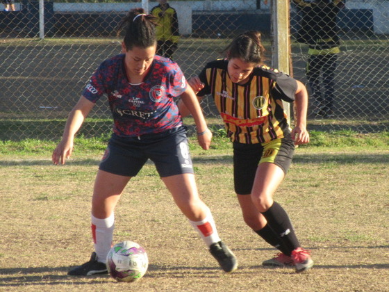 Marta Ju&aacute;rez cubre el bal&oacute;n para desbordar por izquierda. Ella meti&oacute; el centro del primer gol.