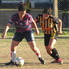 Marta Juárez cubre el balón para desbordar por izquierda. Ella metió el centro del primer gol.