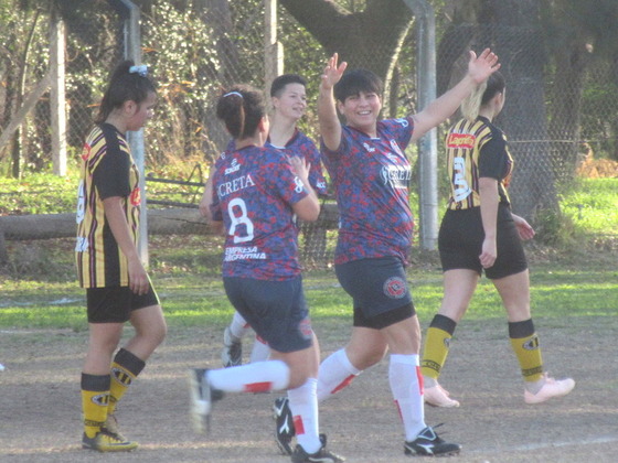 Las charrúas abrieron el marcador apenas empezó el juego. Algarbe marcaba y así celebraba.