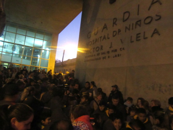 Una multitud colmó los accesos y las cercanías del tradicional Hospital Víctor J. Vilela.