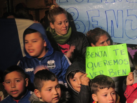 Los carteles, todos muy emotivos, fueron muchos y le dieron apoyo a la familia Biñale.