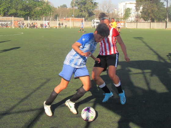 El partido de ida entre Rosario y Santa Fe estuvo parejo y el empate terminó siendo justo.