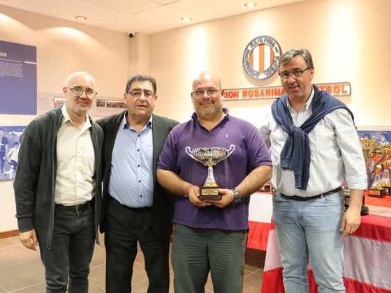 El club Tallleres de Villa Gdor Galvez recibe sus trofeos