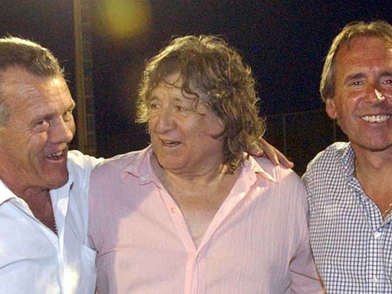 El Trinche Carlovich junto a Jorge Solari y Carlos Aimar, durante un homenaje que le realiz&oacute; la Asociaci&oacute;n Rosarina de F&uacute;tbol
