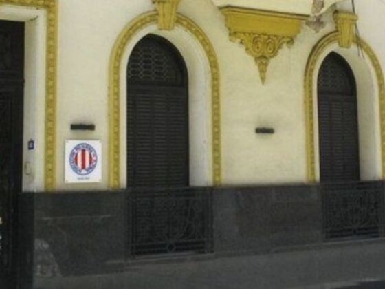 El frente de la sede de la Asociaci&oacute;n Rosarina de F&uacute;tbol en calle San Lorenzo