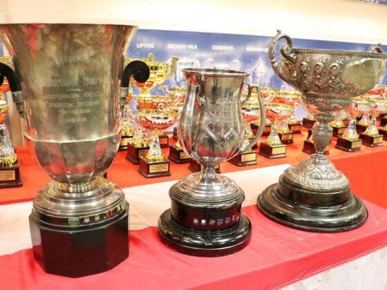 Los trofeos históricos: La Copa Gobernador Luciano Molinas, Hermenegildo Ivancich y la Copa Santiago Pinasco. (Gentileza La Capital)
