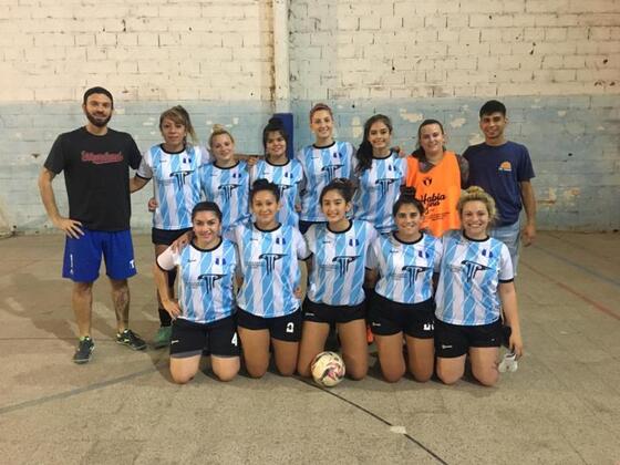 Rucci corazón. Laura junto al equipo de Futsal del club 1° de Mayo.