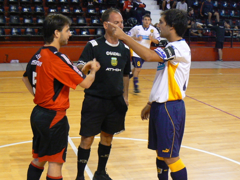 El sorteo entre los capitanes y el árbitro