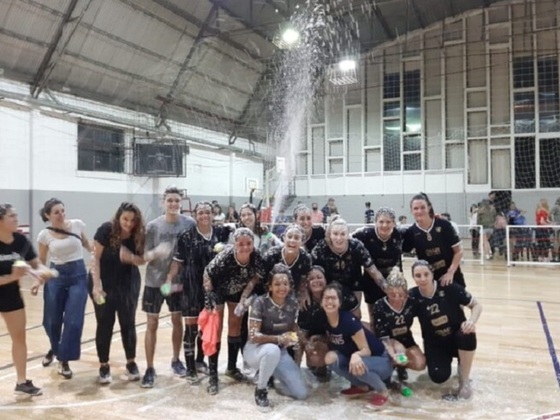 Echesortu gritó campeón del Femenino B en 2022. Fotografía gentileza de Agustina Donati (Cuna Del Futsal).