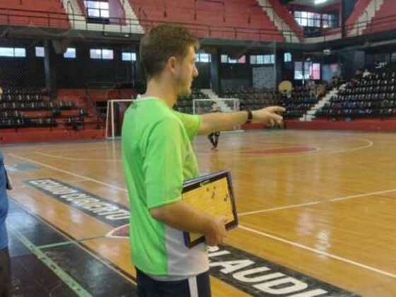Nicolás Bellingeri, entrenador de la selección rosarina sub 20, durante las primeras jornadas de entrenamientos.