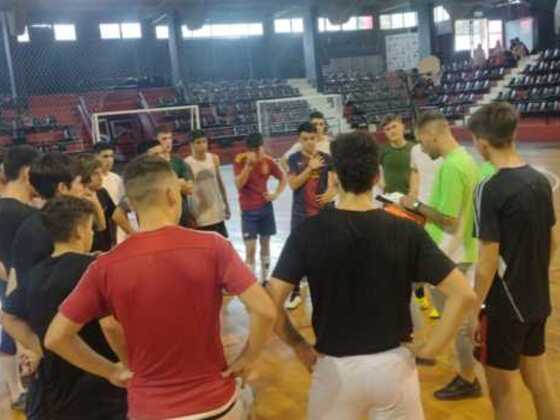 Matías Brachetta, seleccionador del sub 18, en el primer encuentro con sus dirigidos.