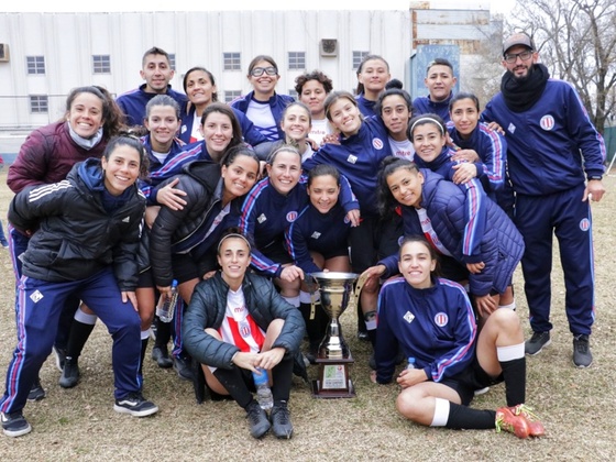 Gran trabajo de la Selecci&oacute;n Rosarina de f&uacute;tbol femenino que qued&oacute; en el podio de los tres mejores equipos de la Copa Santa Fe.