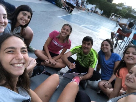 Nardone junto al plantel femenino de Marista.