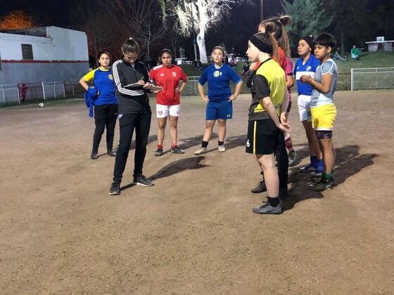 Soledad Ganem, la profe que capitanea el selectivo sub-15 de la ARF.