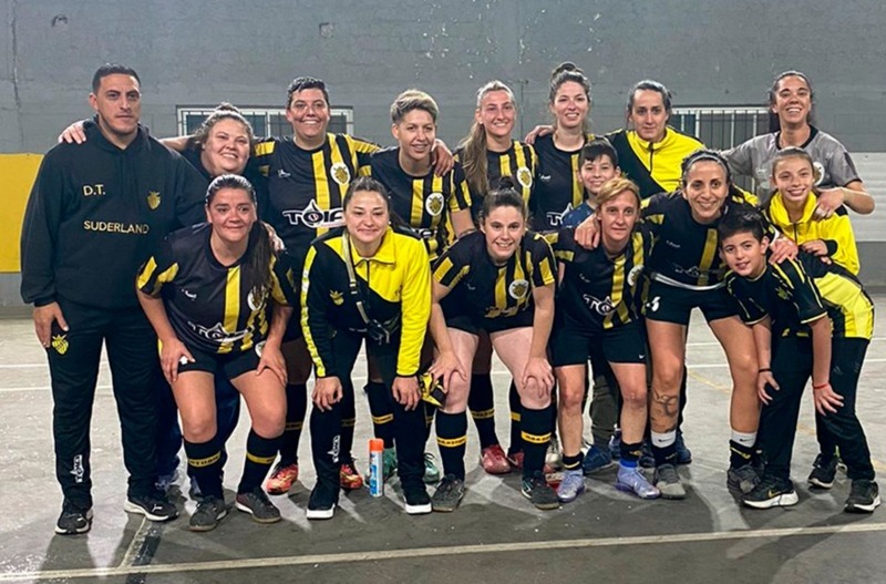 El plantel de Suderland el día en que consiguió el ascenso.