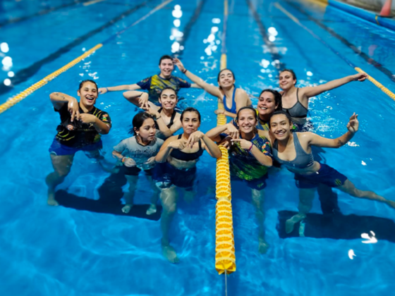 Las jugadoras no ocultaron su alegría y celebraron el ascenso ¡en la pileta de natación!