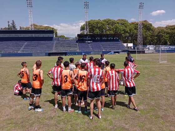 Por la mañana, el plantel rosarino se entrenó en las instalaciones del club Independiente Rivadavia de Mendoza.