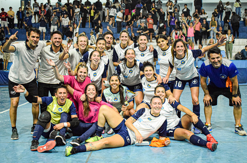 El plantel de Hori, a puro festejo, cerró un año espectacular. Fotografía gentileza de Fernando Aquino (Cuna Del Futsal).