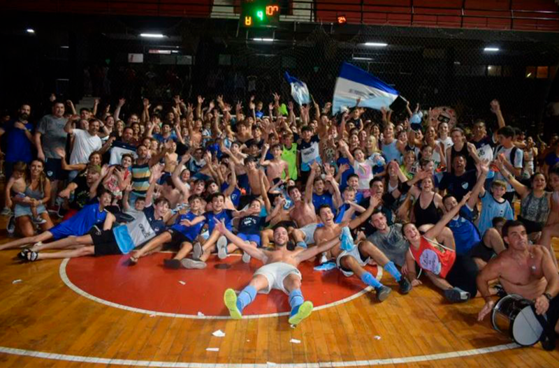 Banco Nación, una familia que cerró el año a puro festejo. Fotografía gentileza de banco_futsal.