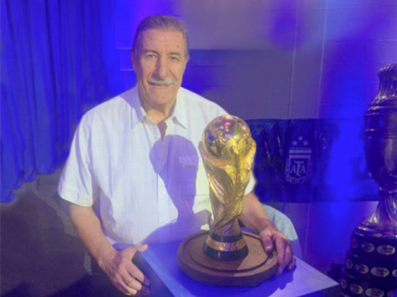 Mario Giammar&iacute;a, presidente de la ARF, junto a la Copa del Mundo recientemente obtenida por la Selecci&oacute;n Nacional.