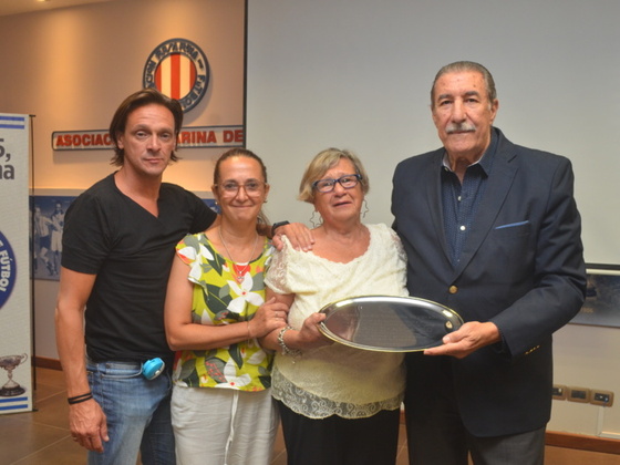 El Presidente de la ARF, Mario Giammar&iacute;a, hace entrega de un reconocimiento a familiares de Mario D'Ascanio.