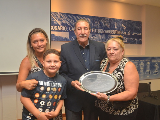Familiares de José Zanabria recibiendo una placa conmemorativa por parte del Presidente de la ARF.