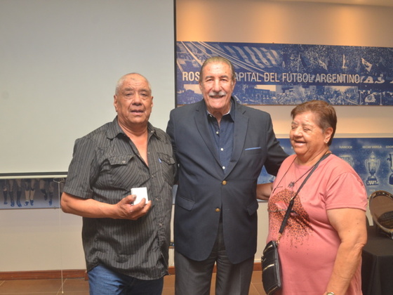 Tomás Soria recibió por parte del Presidente de la ARF su reconocimiento por sus años de labor.
