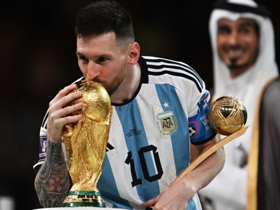 Messi junto al trofeo que siempre so&ntilde;&oacute;.
