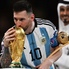 Messi junto al trofeo que siempre soñó.