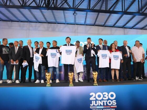 Las remeras con el lema 2030 JUNTOS y las tres Copas el Mundo conquistadas por Argentina en la foto oficial.