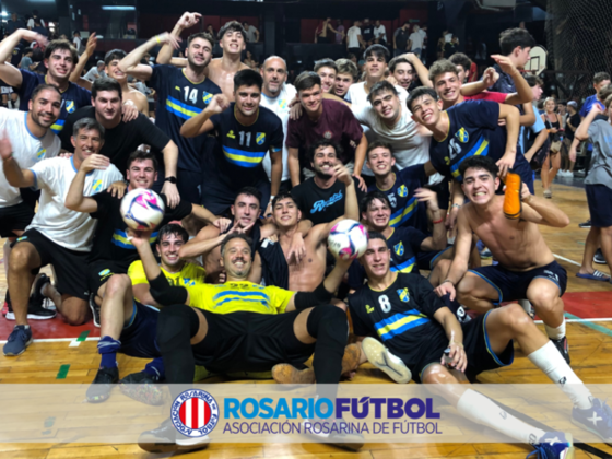 Los festejos del campe&oacute;n. Regatas se qued&oacute; con el triunfo en una apasionante final.