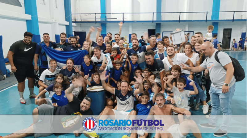 La foto del campeón. Banco se coronó en Super Veteranos.
