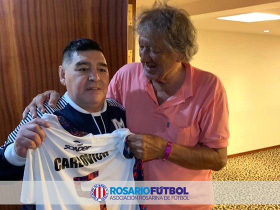 Carlovich junto a Maradona, el d&iacute;a que dos leyendas se encontraron.