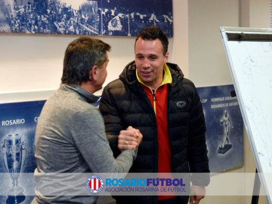 Quien fuera campeón del mundo con la albiceleste, hoy D.T. del seleccionado de Vietnam, también se sumó a la charla en la ARF.