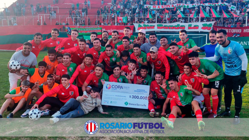 El plantel con el cheque por superar la instancia de la Copa Santa Fe.