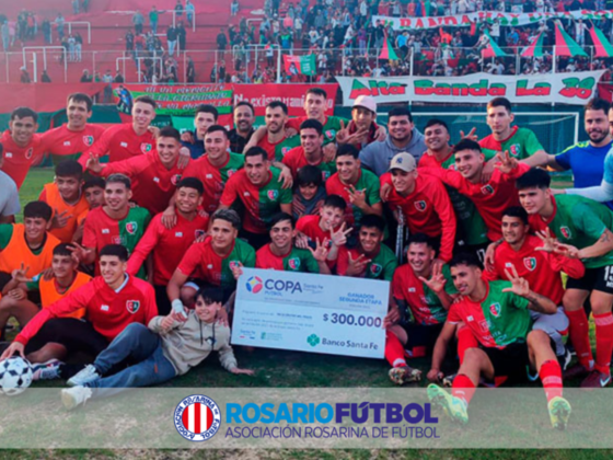 El plantel con el cheque por superar la instancia de la Copa Santa Fe.