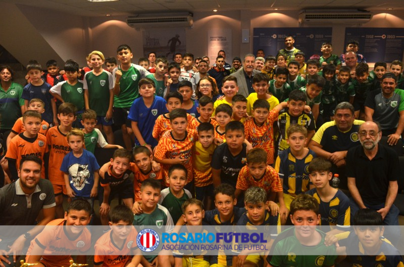 Camisetas de todos los colores adornaron la entrega de trofeos del Solidario 2022. Esta temporada el certamen contó con la participación de 76 líneas y 380 equipos.