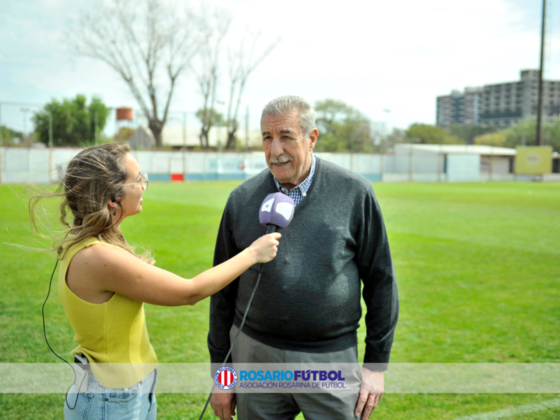 El presidente de ARF, Mario Giammaría, siendo entrevistado en el entretiempo por Santa Fe Canal, donde se transmitió en vivo la final.