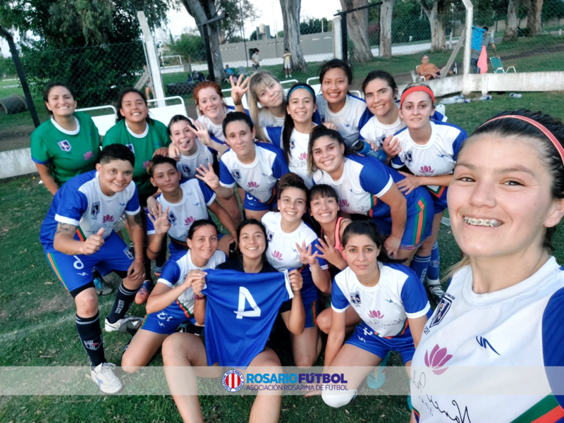 Las punteras celebraron tras su goleada.