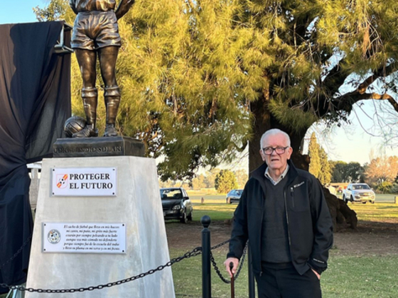 El Indio junto al busto que inauguraron en su honor. Gentileza Renato Cesarini.