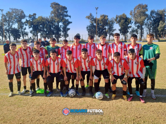 Plantel completo. Los 18 representantes de la ARF en la foto previa al encuentro.