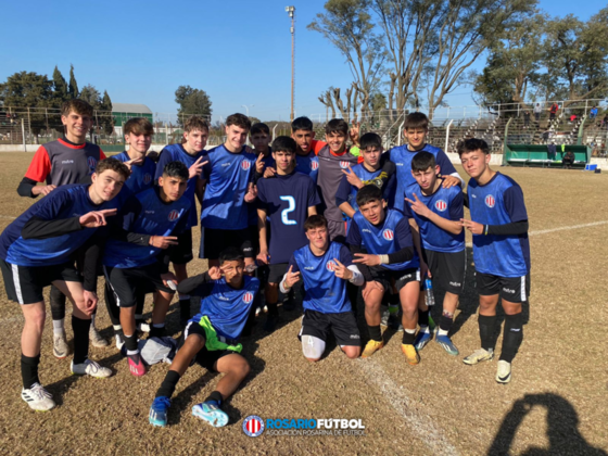 El equipo luego de la victoria en su segunda presentaci&oacute;n.